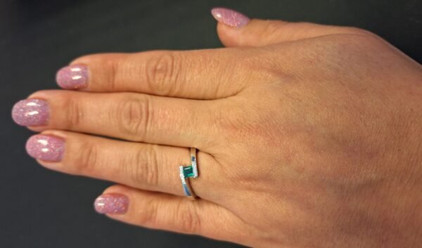 Baltā zelta gredzens ar briljantiem 0.03ct, smaragds 0.23ct - Image 2