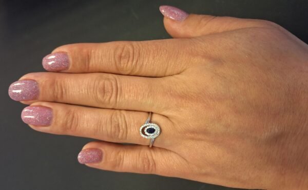 Baltā zelta gredzens ar briljantiem 0.155ct, safīrs 0.180ct - Image 2